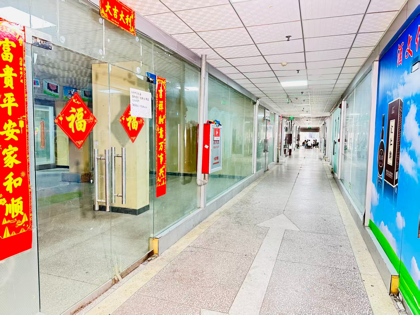 鄂州巷园区位于洛阳市老城区春都路商贸核心区域，周边商业氛围成熟，交通便利，配套完善。依托传统副食品商贸资源，园区具备良好的经营基础和人气优势，是企业办公、商品展示、批发零售及创业发展的理想选择。